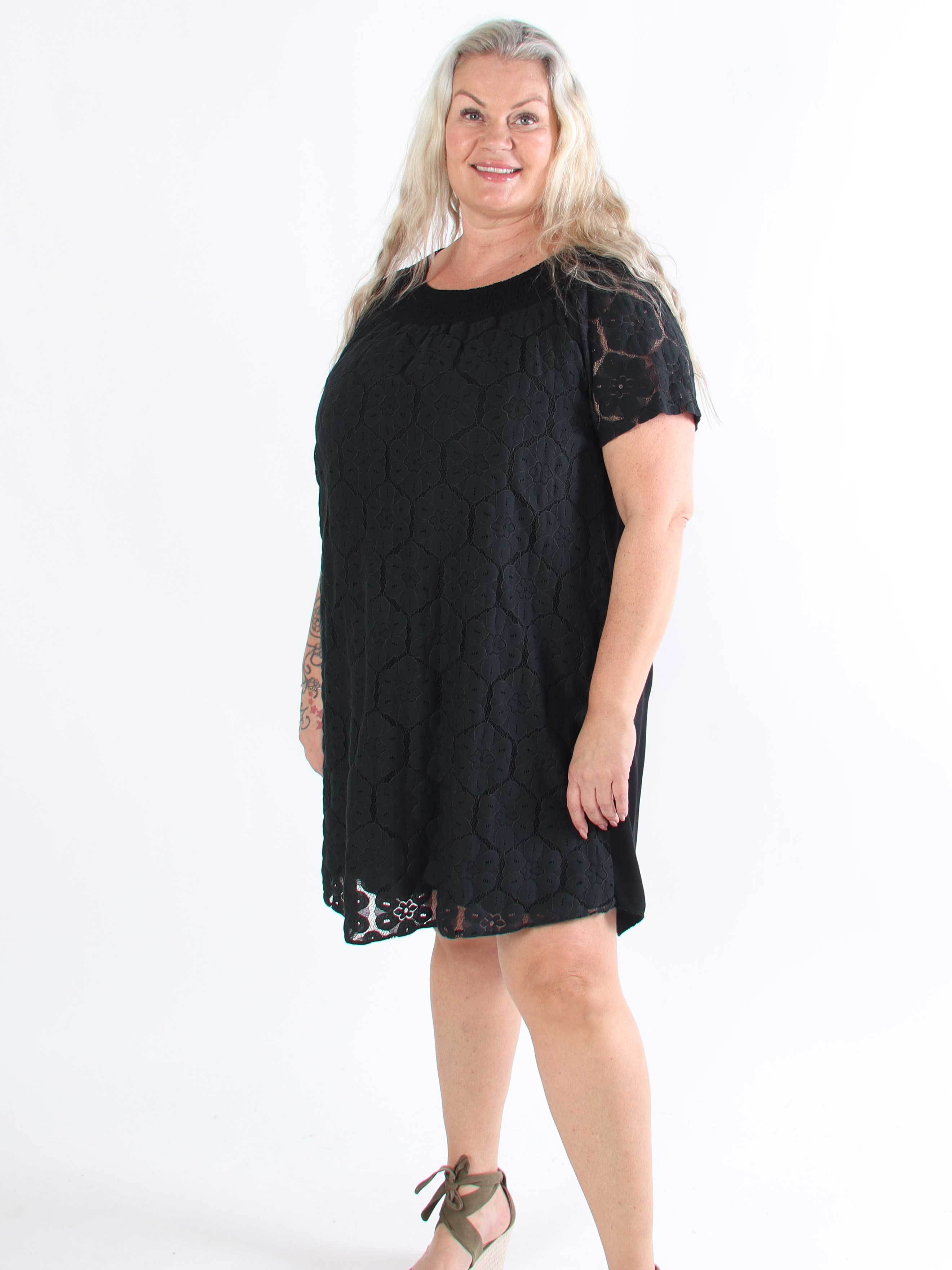 Fjola - Plus size tunikaklänning i bomull med spets fram